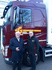 Jubilar Bernhard Galliker (80) wird von CEO Peter Galliker (rechts), Sohn seines Cousins, persönlich mit dem Lastwagen abgeholt. (Bild: Kurt Liembd (Hergiswil, 13. Dezember 2018))