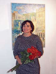 Rosen zur Vernissage: Doris Windlin vor einem ihrer ausgestellten Werke in der Sust. (Bild: Kurt Liembd (Stansstad, 27. Okotober 2018))