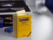 Das Schweizerische Bundesgesetz über Schuldbetreibung und Konkurs im Büro eines Sachbearbeiters im Betreibungsamt der Stadt Zug. (Archivbild: Bally/Keystone)