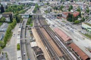 Der Bahnhof St.Fiden mit Blick zur Olma. Schon heute gibt es verschiedene Möglichkeiten, zu Fuss vom Bahnhof zum Messegelände zu kommen. Wirklich bequem ist allerdings keiner davon. (Bild: Urs Bucher/Benjamin Manser - 9. Mai 2016)