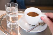 Weniger Konsumationen: Die Luzerner Gastronomiebranche verbuchte im ersten Quartal 2018 etwas weniger Umsatz als im letzten Quartal 2017. (Symbolbild Archiv LZ / Corinne Glanzmann)