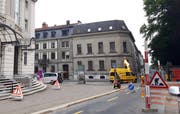 Mit kleinen Flammenwerfen brennen die Arbeiter das Moos vom Dach der Tonhalle. (Bild: Johannes Wey)
