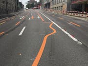 Leserbild. Ueli Kübli fotografierte am Unteren Graben eine etwas eigenwillige Fahrbahnmarkierung zur provisorischen Verkehrsführung bei der Baustelle des Parkhauses UG25.