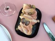 «Armer Ritter»: Im «Rosie» garniert Markus Stöckle die kleinen Muscheln auf Sauerteigbrot und Schinken. Bild: kaf