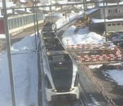 Ein Zug der S2 verlässt Krummenau in Richtung Wattwil. Der Bahnhof Krummenau wird vollständig umgebaut, wobei ein neuer Unterstand erstellt wird. (Bild: Martin Knoepfel)