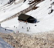 In Engelberg ging am Sonntag,4. März 2012, im Gebiet Engstlenalp eine grosse Lawine auf die Piste nieder. Es wurde eine Person verletzt. (Archvbild: OZ)