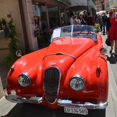 Der knallrote Jaguar ist ein echter Blickfang. (Bild: Franziska Herger, Sarnen, 8. Juni 2019)