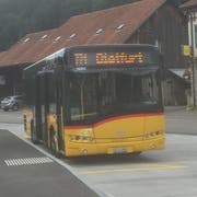 Abfahrbereiter Bus nach Dietfurt im Bahnhof Brunnadern-Neckertal. Die Buslinie von Brunnadern via Oberhelfenschwil nach Dietfurt weist einen Kostendeckungsgrad von 30 Prozent aus und erfüllt damit den Minimalwert. (Bild: Martin Knoepfel)
