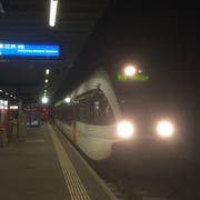 Der Fahrplan der S9, hier ein Triebwagen vor der Abfahrt in Wattwil, wird ab dem kommenden Dezember verdichtet. (Bild: Martin Knoepfel)
