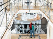 Guido S. bei der Arbeit mit dem Staubsauger in der Justizvollzugsanstalt Lenzburg. Bild: Severin Bigler (Lenzburg, 9. April 2019)