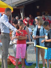 Kariem Hussein erklärt Kindern in Märwil den Hürdenlauf.(Bild: Mario Testa)