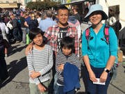 Sorgen für einen Hauch Exotik an der Entlebucher Alpabfahrt: Jun Okada mit seinen Kindern und seiner Bekannten aus Japan. (Bild: David von Moos)