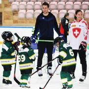 ZSC-Spieler Drew Shore steht mit dem Nachwuchs auf dem Eis. (Bild: Desirée Müller)