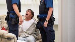Roland Lötscher verkörpert den krankhaft eifersüchtigen Ehemann verblüffend lebensecht. (Bilder: Reto Martin)