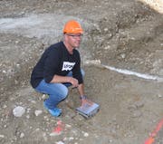 Bauführer René Bischof legte den "Grundstein" ins spätere Fundament. (Bild: Sabine Schmid)