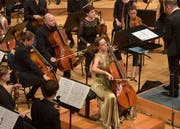 Cellistin Sol Gabetta, begleitet vom Mahler Chamber Orchestra unter der Leitung von Francois Xaver Roth. Bild (Peter Fischli/LUCERNE FESTIVAL, 28. August 2018)