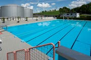 Das Schwimmbad in Rotkreuz, hier in einer Archivaufnahme. (Bild: Maria Schmid, 15. Mai 2017)