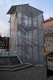 Die eingepackte Winkelried-Figur, im Hintergrund rechts das ebenfalls eingehüllte Regierungsgebäude. (Bild: Corinne Glanzmann (Stans, 28. November 2018))