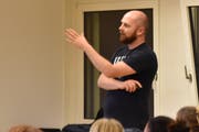 Daniel Handschin referiert an einem Elternbildungsanlass zum Thema digitale Medien. (Bild: Timon Kobelt)