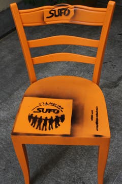 Und auch das hat Tradition: Seit Jahren machen jeweils im Vorfeld des Sufo orange Möbel wie dieser Stuhl im St.Galler Stadtbild auf den Anlass aufmerksam. (Bild: Reto Voneschen - 5. Mai 2018)