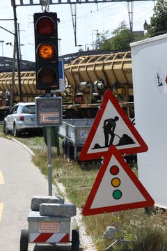 Einspurige Verkehrsführung mit Lichtsignal ist bei Baustellen vor allem auf Landstrassen üblich. Man trifft diese Konstellation derzeit aber auch im Güterbahnhof an,...