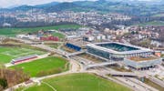 Hier ist am Auffahrtstag viel los: Auf Gründenmoos und Breitfeld (linke Bildhälfte) findet der CSIO statt. Im Fussballstadion (rechts im Bild) starten ab Mittag rund 8000 Personen zum diesjährigen Auffahrtslauf. (Bild: Urs Bucher - 16. April 2019)