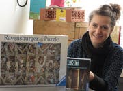 Katharina Alder erweitert ihr Sortiment im Bücherladen «Klappentext». (Bild: Janine Bollhalder)