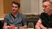 Die FDP hatte Michael Bürge (links) an den Stammtisch geladen, um zu erfahren, was die Flawiler Jugend umtreibt. (Bild: Andrea Häusler)
