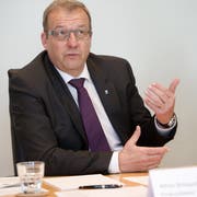 Finanzdirektor Alfred Bossard (Bild) präsentierte die geplanten Neuerungen zusammen mit dem kantonalen Steuerverwalter Raphael Hemmerle. (Bild Corinne Glanzmann, 5. Apruil 2016)