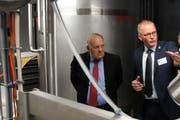 Verwaltungsratspräsident Hansruedi Aggeler (rechts) auf einem Rundang in den neuen Räumlichkeiten anlässlich eines Besuchs von Bundesrat Johann Schneider-Ammann. (Bild: Markus von Rotz (Giswil, 31. Oktober 2018))