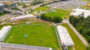 Im Vordergrund das CSIO-Gelände im Gründenmoos, im Hintergrund der Parkplatz und provisorische Zeltbauten für den renommierten Grossanlass auf der Allmend im Breitfeld. (Bild: Urs Bucher - 5. Juni 2018)
