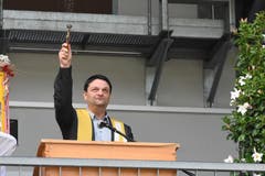 Standespfarrer Lukas Hidber segnete die Neubauten.