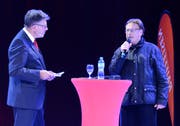 Fredy Knie jun. (rechts) gibt Auskunft auf Fragen von Heini Senn, Verwaltungsratspräsident der Raiffeisenbank Werdenberg, über Crowdfunding für das neue Zirkuszelt. (Bild: Hansruedi Rohrer)