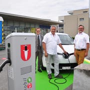 E-Auto und Strom stehen parat am Bahnhof Tägerwilen Dorf: Thurbo-Chef Ernst Boos, Gemeindepräsident Markus Thalmann und Rolf Gehrig von Mobility freuen sich über das neue Angebot. (Bild: Urs Brüschweiler)