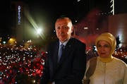 Wahlsieger Recep Tayyip Erdogan (links) und seine Frau auf dem Balkon der Parteizentrale der AKP. (Bild: Kayhan Ozer/Anadolu Agency/Getty Images (Ankara, 25. Juni 2018))