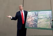 Vor knapp einem Jahr stellte Trump Prototypen für seine Mauer vor. (Bild: ap/ap)