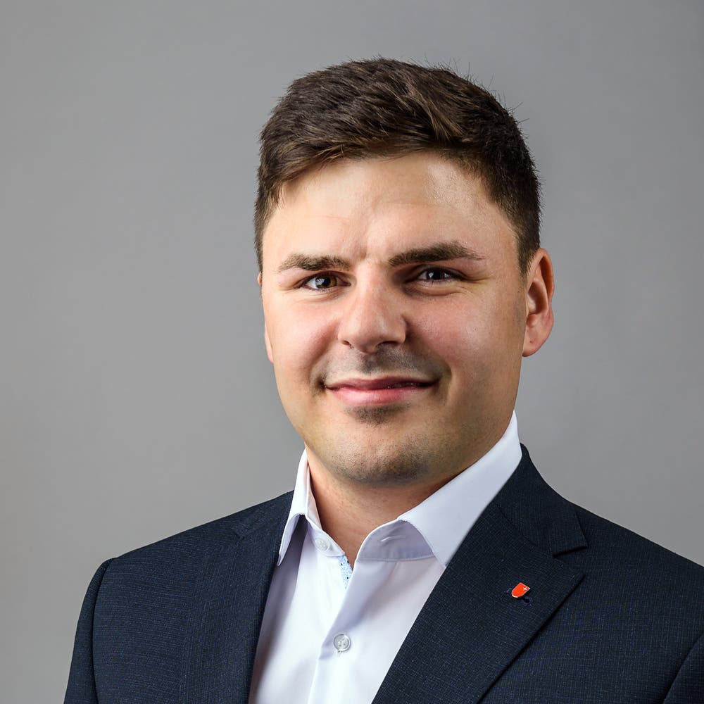 Lukas-Fritz Hüppin, Nuolen, Gemeinderat, Projektleiter, 1992. Motivation: «Ich kandidiere für die JSVP, weil ich mich stark machen möchte für eine freie, demokratische, erfolgreiche und sichere Schweiz.»