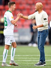 Trainer Peter Zeidler gratuliert Cedric Itten nach dem Spiel in Neuenburg. (Bild: freshfocus)