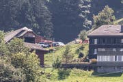 Einsatzkräfte bei der Rengg in Hergiswil. (Bild: Manuela Jans-Koch)
