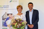Lukas Hepp, Präsident der Spitex Thur-Seerücken, gratuliert Betriebsleiterin Daniela Grob für zehn Jahre Diensttreue. (Bild: Manuela Olgiati)