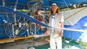 Urs-Antoine Stöckli in seiner Rauminstallation am Aadorfer Skulpturenweg. (Bild: Kurt Lichtensteiger)