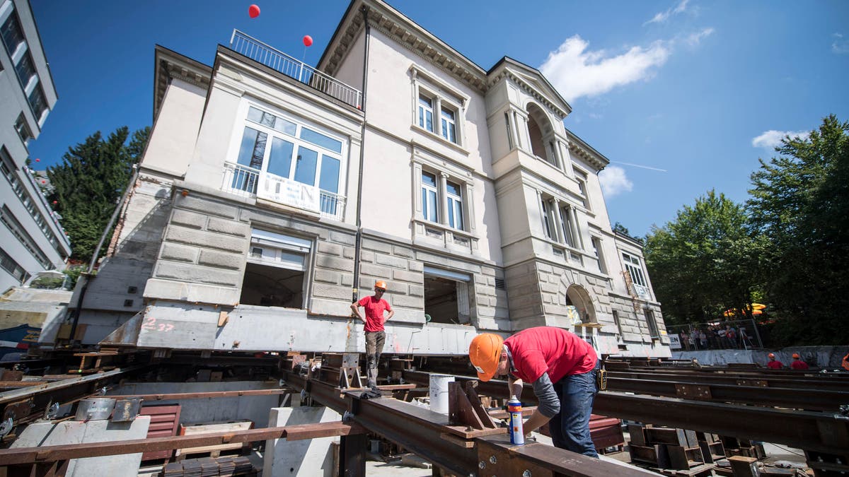 HAUSVERSCHIEBUNG IN ST.GALLEN: Die Villa hat das Ziel ...