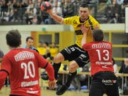 Amer Zildzic (am Ball) konnte trotz seiner 9 Tore den Abstieg der Altdorfer nicht verhindern. (Bild: Urs Hanhart, Altdorf, 30. März 2019)