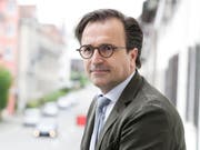 David H. Bon auf dem Balkon des Gemeindehauses mit Blick auf die Bahnhofstrasse (Bild: Donato Caspari)
