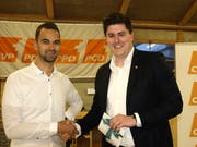 Mario Röthlisberger (rechts) bei der Übergabe des Präsidiums der Jungen CVP Nidwalden an Nachfolger Kevin Indelicato. (Bild: Kurt Liembd, Büren, 5. April 2019)