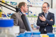 Biotechnologie-Institut Thurgau in Kreuzlingen: Der deutsche Botschafter Norbert Riedel ist zu Besuch. (Bild: Andrea Stalder)
