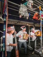 Die Kapelle (Gaby Wunderlich, Roy File, Markus Bauer) spielt herzhaft auf in «Der Kater». (Bild: Andrea Stalder)