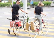 Mit dem «Pack & Roll»-Gepäckträger lassen sich auch Getränke-Sixpack und Bierkisten transportieren. (PD-Bild)