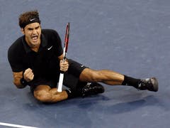 US Open 2007: Federer s. Djokovic 7:6 (7:4), 7:6 (7:2), 6:4Der damals erst 20-jährige Novak Djokovic zeigte sich in seinem ersten Grand-Slam-Final als guter Gegner von Roger Federer. Im ersten Satz kommt Djokovic zu drei Satzbällen, kann sie aber nicht nutzen. «Bei den wichtigen Punkten, hat Djokovic Fehler gemacht, das hat ihm das Spiel gekostet», analysierte Federer. Für Federer ist es der 12 Grand-Slam-Titel, damit zieht er mit Roy Emerson gleich.
