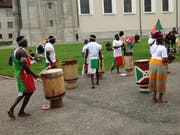 Eine virtuose Trommlertruppe mit der Flagge von Burundi gibt am Rand des Begegnungstags ein Ständchen auf dem Klosterplatz.
